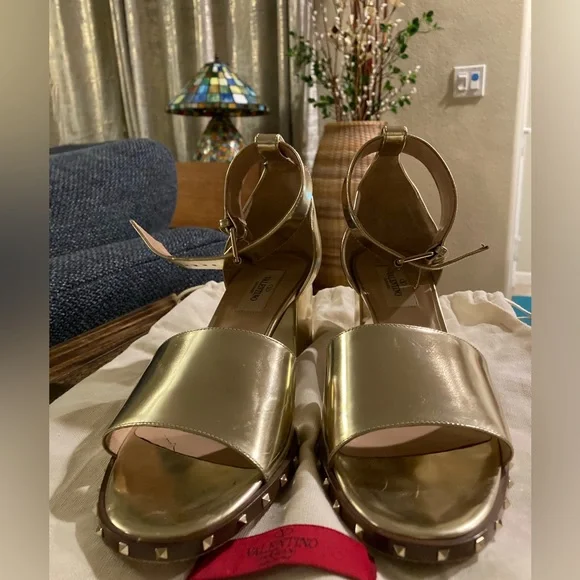 Valentino Garavani Nappa rockstud block heel slingback sandals in gold. - Picture 12 of 12